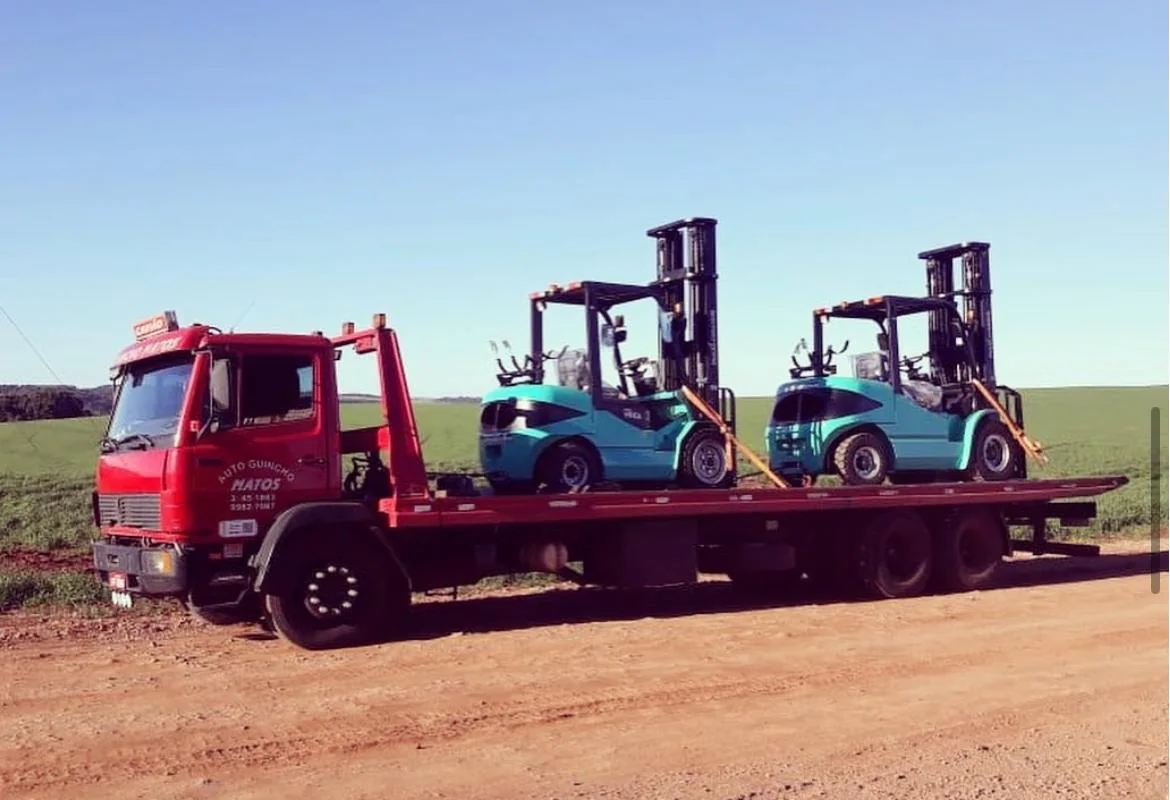 Transporte de empilhadeiras em caminhão prancha