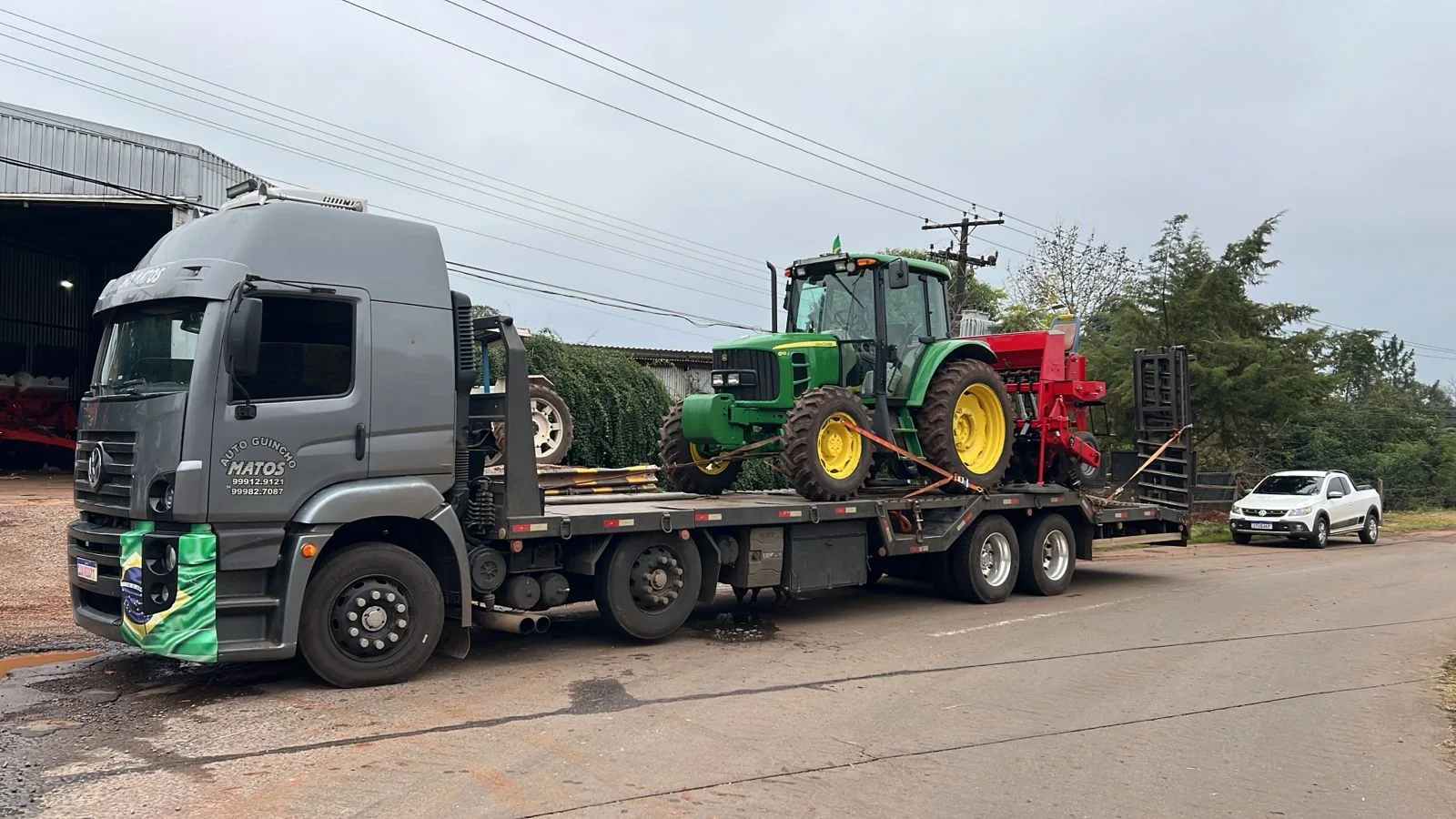 Transporte de trator e implemento agrícola