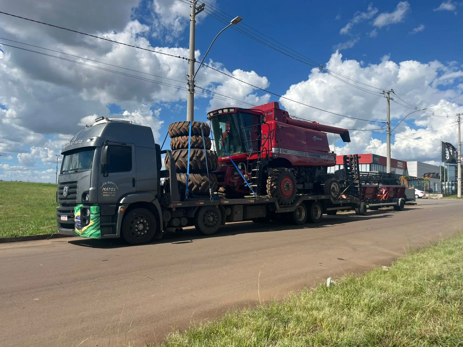 Transporte de colheitadeira e plataforma agrícola