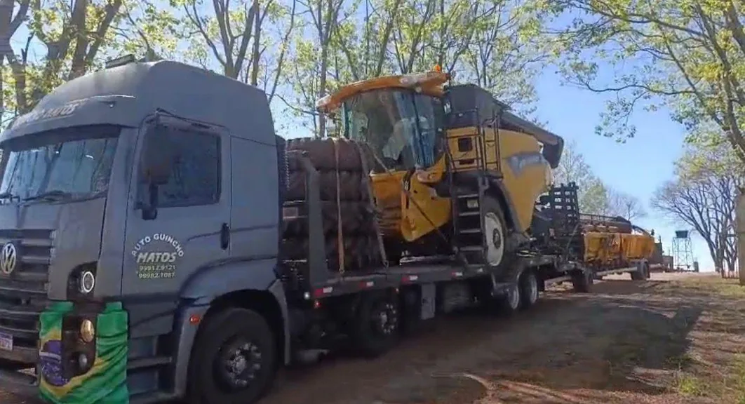 Caminhão transportando máquina agrícola
